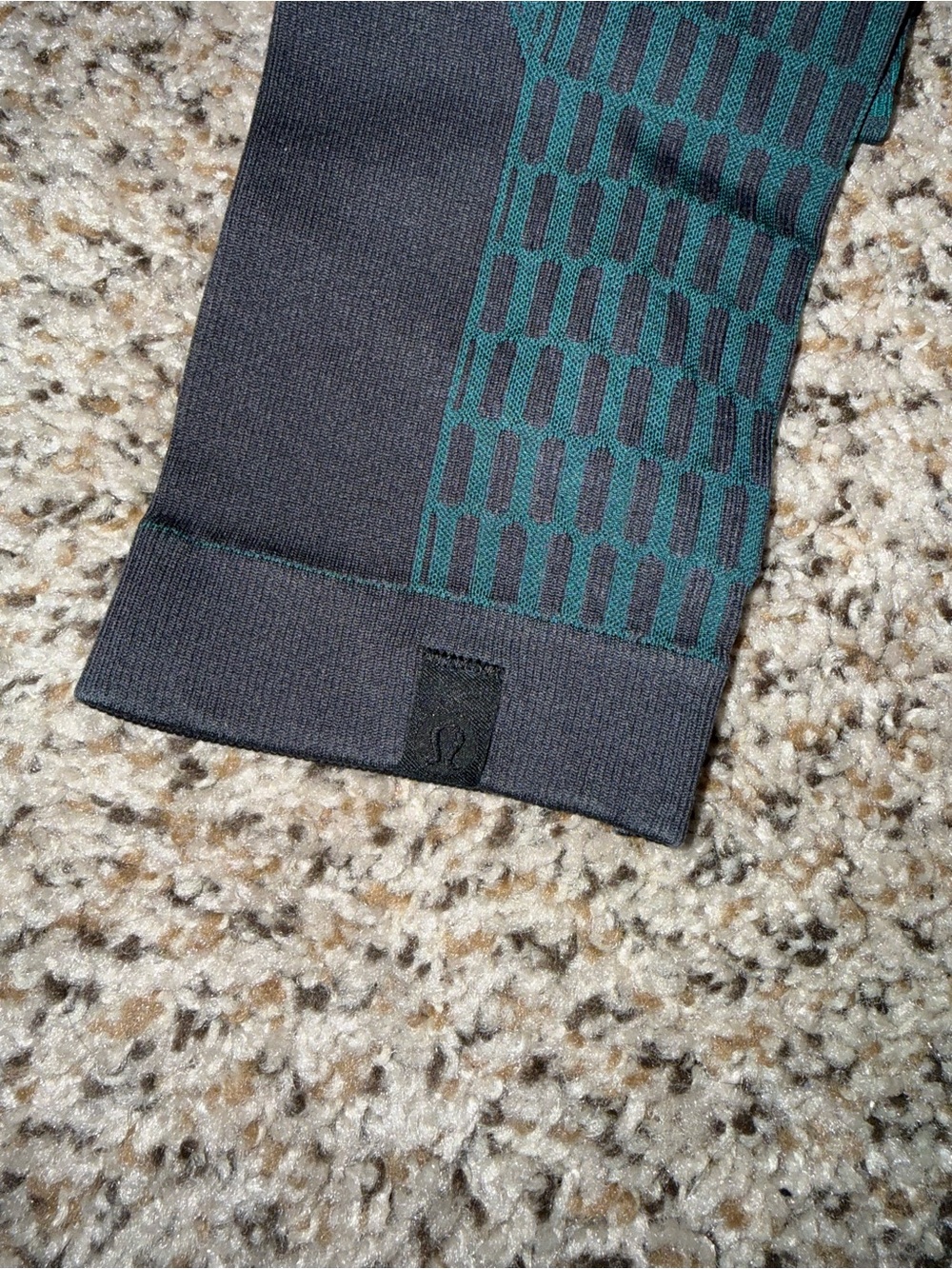 lululemon Vintage Leggings in Size 4⭐️ Used - Like New⭐️ - Picture 3 of 3